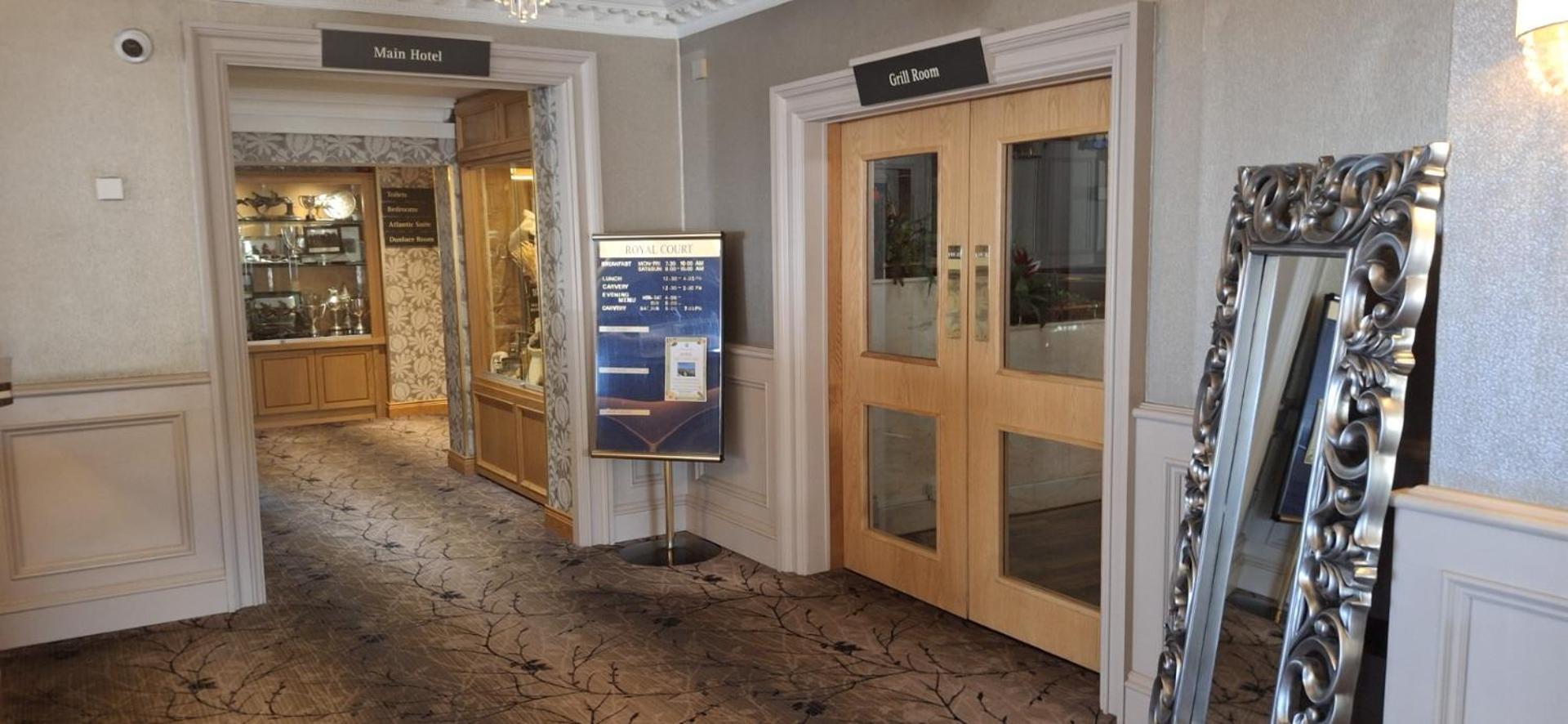 פורטראש Royal Court Hotel מראה חיצוני תמונה